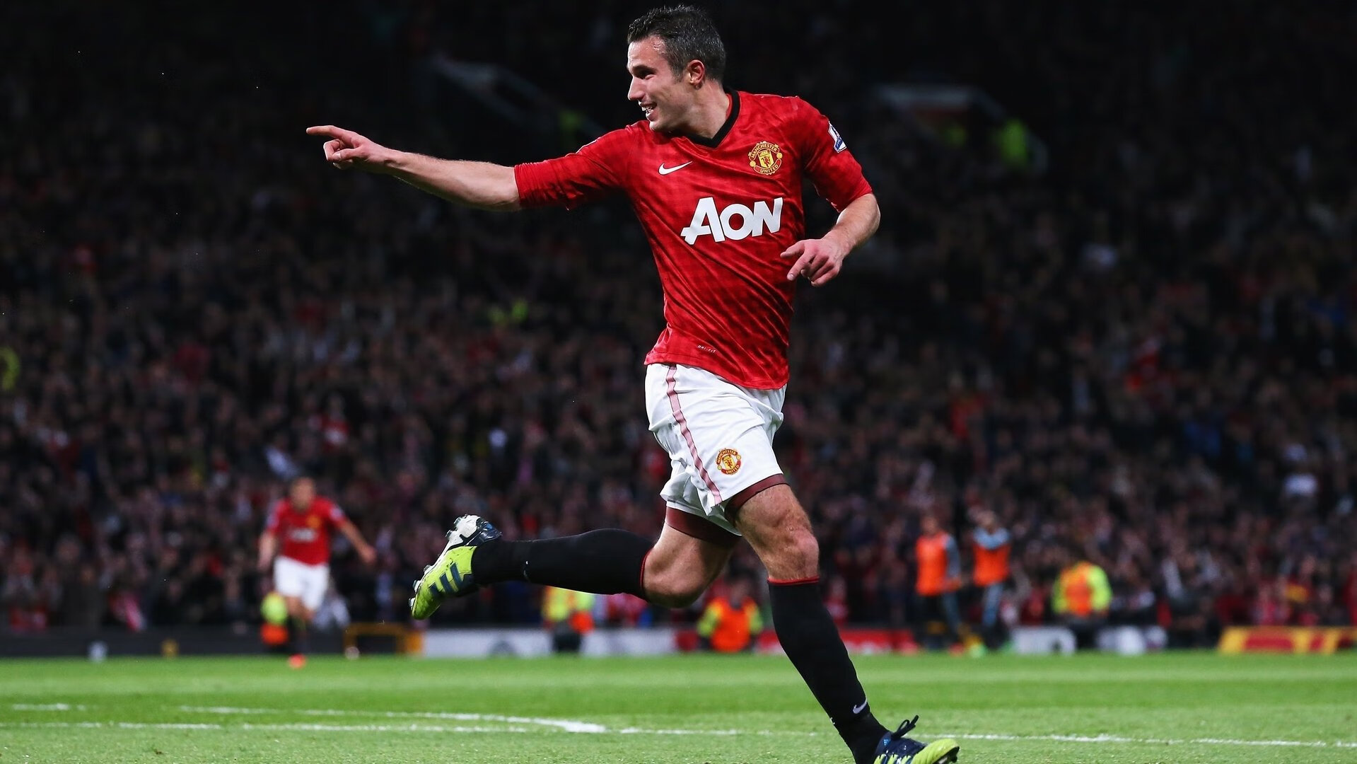 当引擎轰鸣遇见中场魔术,F1年度争冠之夜与莫德里奇的纪录交响