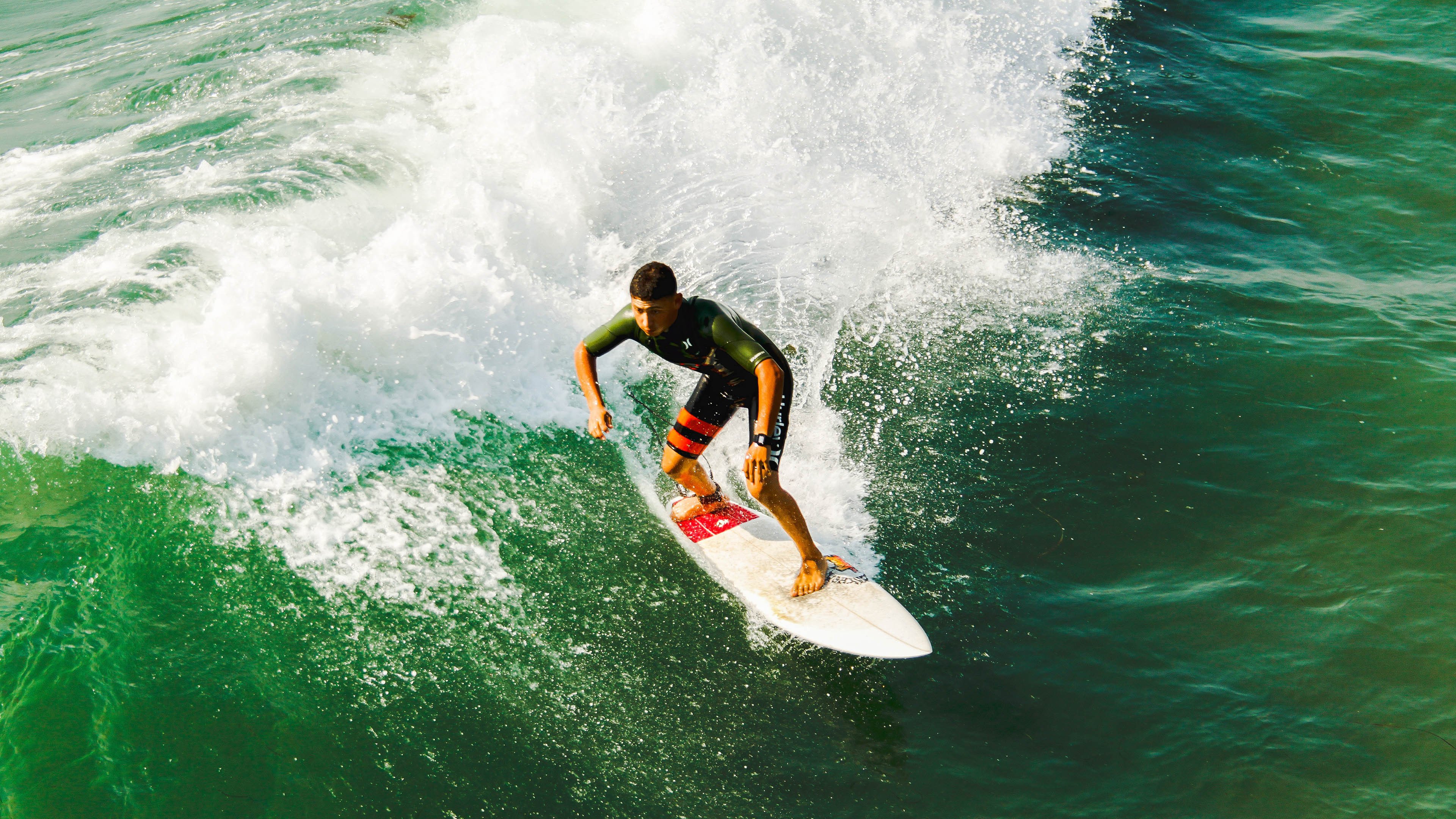 基米希惊艳四座！哥伦比亚横扫莱比锡红牛，一场定义现代足球的战术盛宴